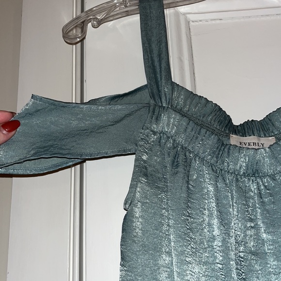 EVERLY cold shoulder blouse - Picture 2 of 3